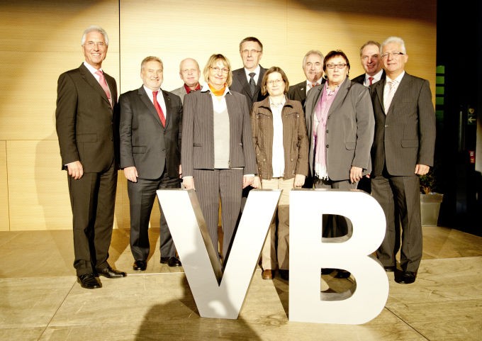 40 Jahre bei der Volksbank Mittelhessen:Mittelhessen. Mit einem feierlichen Festakt bedankte sich gestern Abend der Vorstand der Volksbank Mittelhessen, bei den treuesten Mitarbeitern der Bank. Seit vierzig bzw. fünfundzwanzig Jahren sind sie für Deutschlands mitgliederstärkste Volksbank tätig. Alle starteten ihre Karriere bereits bei einer der Rechtsvorgängerinnen der heute mitgliederstärksten Volksbank Deutschlands. Als Gesicht der Volksbank Mittelhessen sind die Kolleginnen und Kollegen vielen Kunden vor Ort persönlich bekannt. „Sie, liebe Mitarbeiterinnen und Mitarbeiter, sind das wertvollste Kapital dieser Bank. Mit Ihrem täglichen Engagement sorgen Sie für zufriedene Kunden und tragen so ganz maßgeblich zum Erfolg unseres Unternehmens bei. Dafür gebührt Ihnen großer Dank und Anerkennung!“, betonte Dr. Peter Hanker. Der Vorstandssprecher verabschiedete gemeinsam mit seinen Vorstandskollegen außerdem 31 Kolleginnen und Kollegen in den wohlverdienten Ruhestand. Dr. Hanker würdigte die Leistungen jedes einzelnen Mitarbeiters und lobte deren herausragenden Einsatz.Danach verzauberte das Künstlerduo Timothy Trust & Diamond auf geheimnisvolle Art und Weise das Publikum. Mit ihrem Showprogramm zogen die mehrfachen Deutschen Meister der Zauberkunst alle Gäste magisch in ihren Bann. Anschließend lud der Vorstand der Volksbank Mittelhessen zum festlichen Abendessen ein. Nach einem vorzüglichen Essen, einer faszinierenden Show und zahlreichen Gesprächen ging für die Mitarbeiterinnen und Mitarbeiter ein schöner Abend zu Ende – für manchen sogar das Berufsleben.Herwig Stein AllendorfSabine Friedenberger BuseckKarl-Heinz Carle BuseckHeidrun König LahnauWerner Schäfer LanggönsIngrid Rüdiger LichPeter Wenzel Wetzlar