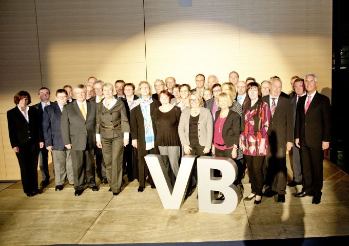 In den Ruhestand/Freistellung verabschiedet:Mittelhessen. Mit einem feierlichen Festakt bedankte sich gestern Abend der Vorstand der Volksbank Mittelhessen, bei den treuesten Mitarbeitern der Bank. Seit vierzig bzw. fünfundzwanzig Jahren sind sie für Deutschlands mitgliederstärkste Volksbank tätig. Alle starteten ihre Karriere bereits bei einer der Rechtsvorgängerinnen der heute mitgliederstärksten Volksbank Deutschlands. Als Gesicht der Volksbank Mittelhessen sind die Kolleginnen und Kollegen vielen Kunden vor Ort persönlich bekannt. „Sie, liebe Mitarbeiterinnen und Mitarbeiter, sind das wertvollste Kapital dieser Bank. Mit Ihrem täglichen Engagement sorgen Sie für zufriedene Kunden und tragen so ganz maßgeblich zum Erfolg unseres Unternehmens bei. Dafür gebührt Ihnen großer Dank und Anerkennung!“, betonte Dr. Peter Hanker. Der Vorstandssprecher verabschiedete gemeinsam mit seinen Vorstandskollegen außerdem 31 Kolleginnen und Kollegen in den wohlverdienten Ruhestand. Dr. Hanker würdigte die Leistungen jedes einzelnen Mitarbeiters und lobte deren herausragenden Einsatz.Danach verzauberte das Künstlerduo Timothy Trust & Diamond auf geheimnisvolle Art und Weise das Publikum. Mit ihrem Showprogramm zogen die mehrfachen Deutschen Meister der Zauberkunst alle Gäste magisch in ihren Bann. Anschließend lud der Vorstand der Volksbank Mittelhessen zum festlichen Abendessen ein. Nach einem vorzüglichen Essen, einer faszinierenden Show und zahlreichen Gesprächen ging für die Mitarbeiterinnen und Mitarbeiter ein schöner Abend zu Ende – für manchen sogar das Berufsleben.Felicitas Nusch Allendorf/Lda.Heidemarie Schäfer AßlarChristel Przywara AßlarGerlind Faß AßlarHelmut Hassler Bad LaaspheRolf Eichenauer Bad NauheimJürgen Kiefer BuseckManfred Schneider DautphetalGisela Schweizer GladenbachErhard Häring HungenErhard Kropp HüttenbergIngrid Rüdiger LichKarin Seitz LindenGisela Franz LohraRainer Heck MarburgManfred Pilz MarburgRainer Kraft MückeWilhelm Metz MückeWalter Noll MünchhausenWilhelm Koch MünchhausenJürgen Schäfer PohlheimKarin Schlosser PohlheimSabine Weil PohlheimAlfred Müller RunkelArmin Laux SeltersReiner Horn WeilburgHeinz Clees WeinbachElisabeth Dersch WetterAnna-Maria Schillai WetzlarElfie Sänger-Hill WetzlarGerhard Homrighausen Wetzlar