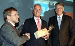 Volksbankvorstand Volker Remmele (Mitte) beendet nach 47 Jahren seine aktive Laufbahn. Es gratulieren der Vorsitzende des Aufsichtsrates Prof. Dr. Hubert Jung (links) und WP StB Dipl.-Betriebsw. (FH) Horst Kessel, Vorstandsmitglied des Genossenschaftsverbandes e.V.Hervorragendes Geschäftsjahr mit solidem WachstumSieben Prozent Dividende für die MitgliederAm Donnerstagabend begrüßte der Vorstand der Volksbank Mittelhessen rund 350 anwesende Mitgliedervertreter zur diesjährigen Vertreterversammlung. Deutschlands mitgliederstärkste Volksbank kann auf ein zufriedenstellendes Geschäftsjahr zurückblicken, denn das Jahr 2012 stand im Zeichen soliden Wachstums und stabiler Erträge. Mehr als 4500 Teilhaber konnten im Jahresverlauf hinzugewonnen werden. Am Stichtag waren 184111 Mitglieder direkt am Erfolg der nach Bilanzsumme drittgrößten deutschen Volksbank beteiligt. Damit kann die Volksbank Mittelhessen nach wie vor auf die stärkste Mitgliederbasis aller Volksbanken im Bundesgebiet blicken. Vorstandssprecher Dr. Peter Hanker stellte ausführlich die geschäftliche Entwicklung und die wirtschaftlichen Ergebnisse des vergangenen Jahres vor. Dabei zeichnete er das Bild einer kerngesunden, für die Zukunft bestens gerüsteten Volksbank. Die Vertreterversammlung stellte den Jahresabschluss fest und folgte dem Vorschlag des Vorstandes zur Gewinnverwendung. Die Ausschüttung an die Mitglieder beträgt, wie bereits in den Jahren zuvor, sieben Prozent auf die eingezahlten Anteile.Geschäftsentwicklung und BilanzsummeErstmals überstieg die Bilanzsumme der Volksbank Mittelhessen die Sechs-Milliarden-Euro-Grenze. So ist die Bilanz im Jahresverlauf um 392 Millionen Euro oder 6,6 Prozent auf zuletzt 6.378 Millionen Euro gewachsen. Auf der Aktivseite verzeichnete die Bank im Jahr 2012 einen kräftigen Anstieg des Kreditvolumens auf 3.718 Millionen Euro. Gegenüber dem Vorjahr entspricht dies einer Erhöhung um 221 Millionen Euro bzw. 6,3 Prozent. Rund 55 Prozent des Gesamtvolumens entfällt auf das Firmenkundengeschäft, etwa 45 Prozent auf das Privatkundengeschäft. Die Streuung der Kredite nach Größenklassen und Branchen ist gut. Insgesamt wurden neue Kredite in Höhe von 793 Millionen Euro gewährt. Diesen standen Tilgungsleistungen der Kunden in Höhe von 641 Millionen Euro gegenüber. Mit ihrer guten Risikotragfähigkeit konnte die Volksbank Mittelhessen die Kreditnachfrage privater und gewerblicher Kunden jederzeit bedienen. Starker Treiber war im vergangenen Geschäftsjahr die fortschreitende Umsetzung der Energiewende. Insgesamt wurden 407 neue Förderdarlehen mit einem Gesamtvolumen von 62 Millionen Euro gewährt. Der Bestand eigener Wertpapiere summierte sich am Jahresende 2012 auf 1.573 Millionen Euro, ein Plus von 237 Millionen Euro. Die Passivseite der Bilanz ist von einem weiter erstarkten Einlagengeschäft geprägt. So stiegen die Einlagen inklusive Inhaberschuldverschreibungen gegenüber dem Vorjahreswert um 6,5 Prozent auf zuletzt 5.342 Millionen Euro. 61,1 Prozent der Einlagen sind täglich fällig. Entsprechend der Entwicklung der vorangegangenen Jahre werden freie Gelder in erster Linie in kurzfristige Festgelder, Sicht- und Spareinlagen investiert. Die Kundendepots profitierten von der guten Entwicklung an den Börsen. So stieg das Kundendepotvolumen einschließlich Fonds der Union Investment von 1.462 Millionen Euro auf 1.539 Millionen Euro.Gute EigenkapitalausstattungIm Berichtsjahr wurde die Eigenkapitalbasis um weitere 32 Millionen Euro auf 560 Millionen Euro gestärkt. Damit ist die Volksbank Mittelhessen auch im Hinblick auf die verschärften Anforderungen durch Basel III gut aufgestellt. Die 184111 Mitglieder der Bank hielten zum Stichtag Geschäftsanteile in Höhe von rund 64 Millionen Euro. Die Kernkapitalquote wurde von 8,1 Prozent auf 9,0 Prozent erhöht.Ergebnisrechnung 2012Der Zinsüberschuss der Volksbank Mittelhessen betrug zum Ende des vergangenen Jahres 137 Millionen Euro, nach 139 Millionen Euro im Vorjahr. Der Provisionsüberschuss zeigt ein leichtes Wachstum in Höhe von 6,7 Prozent auf 50 Millionen Euro. Zum Stichtag addierten sich die Allgemeinen Verwaltungsaufwendungen auf 118 Millionen Euro, 1,8 Prozent mehr als im Jahr zuvor. Dabei blieb der Personalaufwand mit 73,5 Millionen Euro konstant. Die Sachaufwendungen stiegen im Zuge von Bau- und Modernisierungsmaßnahmen um 5,2 Prozent auf 44,6 Millionen Euro. Aufträge im Wert von 2,6 Millionen Euro wurden an heimische Unternehmen und Handwerker vergeben. Etwa eine Million Euro wurde in Maßnahmen zur Personalentwicklung investiert. Zum 31. Dezember 2012 lag die Cost-Income-Ratio der Volksbank Mittelhessen bei 66,3 Prozent. Die Bank beschäftigte 1363 Mitarbeiter. 82 Nachwuchsbanker absolvieren ihre Ausbildung bei einem der wichtigsten kaufmännischen Ausbildungsbetriebe der Region. Die Volksbank Mittelhessen beendete das Geschäftsjahr 2012 mit einem Betriebsergebnis vor Bewertung in Höhe von 63,5 Millionen Euro. Dank der hohen Qualität des Kreditportfolios und der allgemeinen Börsenentwicklung verzeichnete die Bank zudem ein positives Bewertungsergebnis in Höhe von 6,7 Millionen Euro. Daraus ergibt sich ein Ergebnis nach Bewertung in Höhe von 70,2 Millionen Euro. Gegenüber dem Vorjahr entspricht dies einem Anstieg um 15,7 Millionen Euro. Im Ergebnis 2011 ist die damalige Umwidmung zugunsten einer besseren Vergleichbarkeit nicht eingerechnet. Die Bank zahlt im Berichtszeitraum 29,5 Millionen Euro Steuern, nach 27 Millionen im Jahr 2011. Dem Fonds für allgemeine Bankrisiken werden 25 Millionen Euro zugeführt. Es verbleibt ein Jahresüberschuss nach Steuern und Dotierung des Fonds für allgemeine Bankrisiken in Höhe von 15,8 Millionen Euro, nach 12,5 Millionen Euro im Jahr 2011. Die Ergebnisrücklagen werden um elf Millionen Euro gestärkt. Mit Beschluss der Vertreterversammlung schüttet die Volksbank Mittelhessen eine siebenprozentige Dividende an die Mitglieder aus. Das haftende Eigenkapital wird per Beschluss der Vertreterversammlung auf Basis der am 31. Dezember 2012 gültigen Eigenmittelbestandteile auf 574 Millionen Euro erhöht. Die Kernkapitalquote beträgt nach dieser Erhöhung 9,8 Prozent.Gesellschaftliches EngagementIhrer gesellschaftlichen Verantwortung kommt die Volksbank Mittelhessen gerne nach. Mit insgesamt 1,534 Millionen Euro erreichten die finanziellen Fördermaßnahmen im Geschäftsjahr 2012 einen neuen Höchstwert. Zahlreiche soziale und gemeinnützige Initiativen und Vereine wurden mit Spenden und Sponsoringmitteln unterstützt. Unter dem Leitgedanken „mitverantwortung“ bündelt die Volksbank Mittelhessen sämtliche Aktivitäten des gesellschaftlichen Engagements.Gesetzliche Prüfung, Genehmigung des Jahresabschlusses und Verwendung des Jahresüberschusses 2012Das von Volksbankvorstand Hans-Heinrich Bernhardt vorgetragene zusammengefasste Prüfungsergebnis des Genossenschaftsverbandes e.V. erteilt der Bank den uneingeschränkten Bestätigungsvermerk. Die anwesenden Vertreter genehmigten den Jahresabschluss und entlasteten die Mitglieder des Vorstandes und des Aufsichtsrates. Sie stimmten außerdem dem Vorschlag zur Verwendung des Bilanzgewinnes sowie einer Dividende in Höhe von sieben Prozent zu.Veränderungen im AufsichtsratDurch den Ablauf der Wahlperiode schieden die Aufsichtsratsmitglieder Prof. Dr. Hubert Jung sowie Frank Sommerlad aus dem Gremium aus. Beide Herren stellten sich für eine Wiederwahl zur Verfügung und wurden durch die Vertreterversammlung für eine weitere Amtsperiode in das Gremium berufen.Vorstand Volker Remmele geht in den RuhestandVolksbankvorstand Volker Remmele beendet nach 47 Jahren seine aktive Laufbahn. Der Vorsitzende des Aufsichtsrates Prof. Dr. Hubert Jung ließ es sich nicht nehmen, Herrn Remmele vor der versammelten Vertreterschaft für seine Verdienste herzlich zu danken. Eine Laudatio hielt außerdem WP StB Dipl.-Betriebsw. (FH) Horst Kessel, Vorstandsmitglied des Genossenschaftsverbandes e.V. Zur Volksbank Mittelhessen bzw. ihren Rechtsvorgängern kam Volker Remmele im Juli 1977 als Vorstandsmitglied der Bad Nauheimer Volksbank eG. In dieser verantwortungsvollen Position begleitete er die großen strategischen Fusionen zur Wetterauer Volksbank eG (1992), zur Volksbank Gießen-Friedberg eG (2003), zur Volksbank Mittelhessen eG (2005) sowie letztlich die Fusion der Volksbank Mittelhessen eG mit der Volksbank Wetzlar-Weilburg eG (2009). In der Volksbank Mittelhessen war Volker Remmele als Vorstand für das Privatkundengeschäft verantwortlich. Dies beinhaltet alle Regionalmärkte, den Bereich VermögensManagement sowie marktnahe Abteilungen wie zum Beispiel den Volksbank DirektService.AusblickTrotz der europäischen Niedrigzinspolitik und der anhaltenden konjunkturellen Unsicherheiten hinsichtlich der Euro-Schuldenkrise hat die Volksbank Mittelhessen beste Perspektiven. Denn viele Faktoren zeigen in eine positive Richtung. Mittelhessen bleibt eine Wachstumsregion mit einem soliden Fundament. Auch die sich verschärfende Wettbewerbssituation wird die Volksbank Mittelhessen aufgrund ihrer herausragenden Marktposition meistern. So ist die Bank zum Beispiel bereits heute regionaler Marktführer im Bereich der Finanzierung der Energiewende. Darüber hinaus ist die Volksbank Mittelhessen der wichtigste Finanzierungspartner des heimischen Mittelstands. Diese Marktposition gilt es weiter zu festigen und auszubauen. Der Vorstand ist davon überzeugt, dass dies gelingen und die Volksbank Mittelhessen auch im Jahr 2013 ihre positive Entwicklung fortsetzen wird.