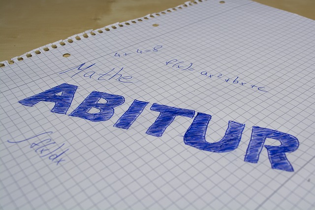 „ABIer, wenigstens die Maß hat 1,0“, „AbituriENTEN, 12 Jahre rumgedümpelt“ oder auch „ABIkini, knapp aber passt schon“ – wenn es um das eigene Abimotto geht, kennt die Kreativität der Oberstufenschülerinnen und -schüler kaum Grenzen. Heiß und kontrovers werden Vorschläge diskutiert, dann verworfen und anschließend doch wieder ausgegraben. Manch einer erkennt zum ersten Mal, dass demokratische Willensbildung mitunter mühsam sein kann. Doch am Ende einigen sich die künftigen Abiturienten in aller Regel auf einen Spruch, ein Thema und dann ist es: #deingeilstesabimotto! Jetzt fehlt nur noch eine kräftige Finanzspritze für die beste Abifeier aller Zeiten!  Die Volksbank Mittelhessen hat einen neuen Förderwettbewerb ins Leben gerufen. Gesucht wird das beste Abimotto in Mittelhessen. Abiturienten des Abschlussjahrgangs 2018 sind aufgerufen, ihr Motto auf Instagram unter dem Hashtag #deingeilstesabimotto mit einem 30-sekündigen Video vorzustellen. Es winken Fördergelder von bis zu 1.500 Euro. Die Videos mit den meisten Likes gewinnen. Teilnahmeberechtigt sind alle Schulen im Geschäftsgebiet der Volksbank Mittelhessen. Die Einreichung der Videobewerbung ist bis zum 11. Februar 2018 möglich. Wichtig dabei: Der Beitrag muss öffentlich sein. Weitere Details zur Teilnahme gibt es unter www.vb-mittelhessen.de/abi.  Betreut wird der Wettbewerb vom „Netzwerker“ der Volksbank Mittelhessen. Ab dem 15. Februar 2018 finden sich alle Videos auf dem Instagramaccount unseres Netzwerkers Jonas Thorn www.instagram.com/dernetzwerker. Dann heißt es für die Abiturienten Werbetrommel rühren und ordentlich Likes sammeln! Die Bewertungsphase läuft bis zum 28. Februar 2018.  Die Volksbank Mittelhessen übernimmt Verantwortung für die Region und fördert zahlreiche regionale Initiativen, Vereine sowie soziale und gemeinnützige Einrichtungen durch finanzielle Fördermaßnahmen. Diese Förderung erfolgt über die regelmäßige Ausschreibung von Förderwettbewerben wie den Sternen des Sports. Bei diesen Wettbewerben können konkrete Projekte und Ideen einreicht werden.