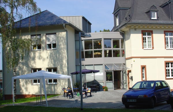 Fahrbare Suppenküche, Besuch im Bunker, ein mobiler Hochwasserdamm - zum ersten Mal veranstalten die Anlieger des Gewerbeparks Spilburg am Sonntag, 4. September 2004, einen Tag der offen Tür.  Mit vollem Erfolg: Hunderte interessierte Mitbürger strömen zwischen 11 und 17 Uhr auf das Gelände und bestaunen die Veränderungen der vergangenen zwölf Jahre. Von der Werbeagentur bis hin zur Fachhochschule gewährt fast jedes Unternehmen einen Blick hinter die Fassaden.  Für das leibliche Wohl sorgen neben dem Technischen Hilfswerk mit seiner fahrbaren Suppenküche auch die auf dem Gelände vertretenen Restaurants. Die Hundesschule zeigt Auszüge aus ihrem Schulungsprogramm. Das Landwirtschaftsamt bietet eine Ernährungsberatung. Foto- und Bilderausstellungen verschiedener Unternehmen lassen auch die Kultur nicht zu kurz kommen. Erholen können sich die Besucher bei einer Probestunde der ebenfalls auf dem Gelände ansässigen Yoga-Schule. Die Zeitungsgruppe Lahn-Dill macht als Medienpartner und Mitorganisator im Vorfeld Werbung für das Programm und schaltet eine entsprechende Sonderseite.  Geplant und veranstaltet hat diesen Event der "Stammtisch der Spilburg-Anlieger", der jeden ersten Dienstag im Monat tagt. Auch dieses Jahr sind die Macher schon wieder dabei, den nächsten Spilburg-Tag für den Monat September zu organisieren. Interessierte sind herzlich willkommen.