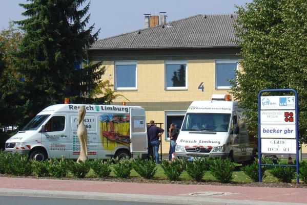 Fahrbare Suppenküche, Besuch im Bunker, ein mobiler Hochwasserdamm - zum ersten Mal veranstalten die Anlieger des Gewerbeparks Spilburg am Sonntag, 4. September 2004, einen Tag der offen Tür.  Mit vollem Erfolg: Hunderte interessierte Mitbürger strömen zwischen 11 und 17 Uhr auf das Gelände und bestaunen die Veränderungen der vergangenen zwölf Jahre. Von der Werbeagentur bis hin zur Fachhochschule gewährt fast jedes Unternehmen einen Blick hinter die Fassaden.  Für das leibliche Wohl sorgen neben dem Technischen Hilfswerk mit seiner fahrbaren Suppenküche auch die auf dem Gelände vertretenen Restaurants. Die Hundesschule zeigt Auszüge aus ihrem Schulungsprogramm. Das Landwirtschaftsamt bietet eine Ernährungsberatung. Foto- und Bilderausstellungen verschiedener Unternehmen lassen auch die Kultur nicht zu kurz kommen. Erholen können sich die Besucher bei einer Probestunde der ebenfalls auf dem Gelände ansässigen Yoga-Schule. Die Zeitungsgruppe Lahn-Dill macht als Medienpartner und Mitorganisator im Vorfeld Werbung für das Programm und schaltet eine entsprechende Sonderseite.  Geplant und veranstaltet hat diesen Event der "Stammtisch der Spilburg-Anlieger", der jeden ersten Dienstag im Monat tagt. Auch dieses Jahr sind die Macher schon wieder dabei, den nächsten Spilburg-Tag für den Monat September zu organisieren. Interessierte sind herzlich willkommen.