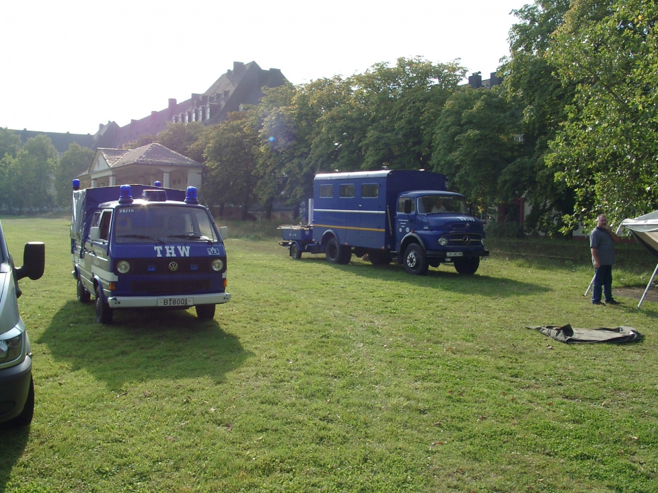 Fahrbare Suppenküche, Besuch im Bunker, ein mobiler Hochwasserdamm - zum ersten Mal veranstalten die Anlieger des Gewerbeparks Spilburg am Sonntag, 4. September 2004, einen Tag der offen Tür.  Mit vollem Erfolg: Hunderte interessierte Mitbürger strömen zwischen 11 und 17 Uhr auf das Gelände und bestaunen die Veränderungen der vergangenen zwölf Jahre. Von der Werbeagentur bis hin zur Fachhochschule gewährt fast jedes Unternehmen einen Blick hinter die Fassaden.  Für das leibliche Wohl sorgen neben dem Technischen Hilfswerk mit seiner fahrbaren Suppenküche auch die auf dem Gelände vertretenen Restaurants. Die Hundesschule zeigt Auszüge aus ihrem Schulungsprogramm. Das Landwirtschaftsamt bietet eine Ernährungsberatung. Foto- und Bilderausstellungen verschiedener Unternehmen lassen auch die Kultur nicht zu kurz kommen. Erholen können sich die Besucher bei einer Probestunde der ebenfalls auf dem Gelände ansässigen Yoga-Schule. Die Zeitungsgruppe Lahn-Dill macht als Medienpartner und Mitorganisator im Vorfeld Werbung für das Programm und schaltet eine entsprechende Sonderseite.  Geplant und veranstaltet hat diesen Event der "Stammtisch der Spilburg-Anlieger", der jeden ersten Dienstag im Monat tagt. Auch dieses Jahr sind die Macher schon wieder dabei, den nächsten Spilburg-Tag für den Monat September zu organisieren. Interessierte sind herzlich willkommen.