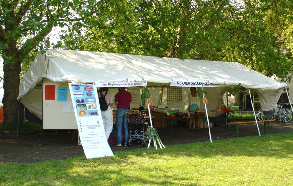 Fahrbare Suppenküche, Besuch im Bunker, ein mobiler Hochwasserdamm - zum ersten Mal veranstalten die Anlieger des Gewerbeparks Spilburg am Sonntag, 4. September 2004, einen Tag der offen Tür.  Mit vollem Erfolg: Hunderte interessierte Mitbürger strömen zwischen 11 und 17 Uhr auf das Gelände und bestaunen die Veränderungen der vergangenen zwölf Jahre. Von der Werbeagentur bis hin zur Fachhochschule gewährt fast jedes Unternehmen einen Blick hinter die Fassaden.  Für das leibliche Wohl sorgen neben dem Technischen Hilfswerk mit seiner fahrbaren Suppenküche auch die auf dem Gelände vertretenen Restaurants. Die Hundesschule zeigt Auszüge aus ihrem Schulungsprogramm. Das Landwirtschaftsamt bietet eine Ernährungsberatung. Foto- und Bilderausstellungen verschiedener Unternehmen lassen auch die Kultur nicht zu kurz kommen. Erholen können sich die Besucher bei einer Probestunde der ebenfalls auf dem Gelände ansässigen Yoga-Schule. Die Zeitungsgruppe Lahn-Dill macht als Medienpartner und Mitorganisator im Vorfeld Werbung für das Programm und schaltet eine entsprechende Sonderseite.  Geplant und veranstaltet hat diesen Event der "Stammtisch der Spilburg-Anlieger", der jeden ersten Dienstag im Monat tagt. Auch dieses Jahr sind die Macher schon wieder dabei, den nächsten Spilburg-Tag für den Monat September zu organisieren. Interessierte sind herzlich willkommen.