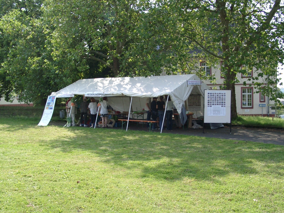 Fahrbare Suppenküche, Besuch im Bunker, ein mobiler Hochwasserdamm - zum ersten Mal veranstalten die Anlieger des Gewerbeparks Spilburg am Sonntag, 4. September 2004, einen Tag der offen Tür.  Mit vollem Erfolg: Hunderte interessierte Mitbürger strömen zwischen 11 und 17 Uhr auf das Gelände und bestaunen die Veränderungen der vergangenen zwölf Jahre. Von der Werbeagentur bis hin zur Fachhochschule gewährt fast jedes Unternehmen einen Blick hinter die Fassaden.  Für das leibliche Wohl sorgen neben dem Technischen Hilfswerk mit seiner fahrbaren Suppenküche auch die auf dem Gelände vertretenen Restaurants. Die Hundesschule zeigt Auszüge aus ihrem Schulungsprogramm. Das Landwirtschaftsamt bietet eine Ernährungsberatung. Foto- und Bilderausstellungen verschiedener Unternehmen lassen auch die Kultur nicht zu kurz kommen. Erholen können sich die Besucher bei einer Probestunde der ebenfalls auf dem Gelände ansässigen Yoga-Schule. Die Zeitungsgruppe Lahn-Dill macht als Medienpartner und Mitorganisator im Vorfeld Werbung für das Programm und schaltet eine entsprechende Sonderseite.  Geplant und veranstaltet hat diesen Event der "Stammtisch der Spilburg-Anlieger", der jeden ersten Dienstag im Monat tagt. Auch dieses Jahr sind die Macher schon wieder dabei, den nächsten Spilburg-Tag für den Monat September zu organisieren. Interessierte sind herzlich willkommen.