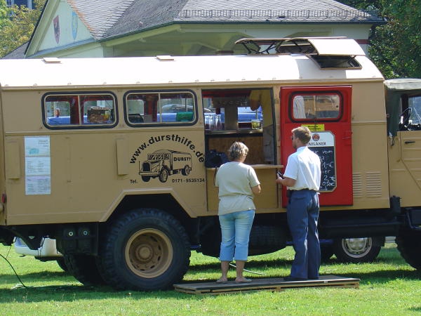 Fahrbare Suppenküche, Besuch im Bunker, ein mobiler Hochwasserdamm - zum ersten Mal veranstalten die Anlieger des Gewerbeparks Spilburg am Sonntag, 4. September 2004, einen Tag der offen Tür.  Mit vollem Erfolg: Hunderte interessierte Mitbürger strömen zwischen 11 und 17 Uhr auf das Gelände und bestaunen die Veränderungen der vergangenen zwölf Jahre. Von der Werbeagentur bis hin zur Fachhochschule gewährt fast jedes Unternehmen einen Blick hinter die Fassaden.  Für das leibliche Wohl sorgen neben dem Technischen Hilfswerk mit seiner fahrbaren Suppenküche auch die auf dem Gelände vertretenen Restaurants. Die Hundesschule zeigt Auszüge aus ihrem Schulungsprogramm. Das Landwirtschaftsamt bietet eine Ernährungsberatung. Foto- und Bilderausstellungen verschiedener Unternehmen lassen auch die Kultur nicht zu kurz kommen. Erholen können sich die Besucher bei einer Probestunde der ebenfalls auf dem Gelände ansässigen Yoga-Schule. Die Zeitungsgruppe Lahn-Dill macht als Medienpartner und Mitorganisator im Vorfeld Werbung für das Programm und schaltet eine entsprechende Sonderseite.  Geplant und veranstaltet hat diesen Event der "Stammtisch der Spilburg-Anlieger", der jeden ersten Dienstag im Monat tagt. Auch dieses Jahr sind die Macher schon wieder dabei, den nächsten Spilburg-Tag für den Monat September zu organisieren. Interessierte sind herzlich willkommen.