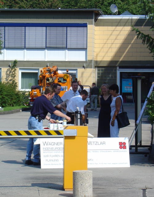 Fahrbare Suppenküche, Besuch im Bunker, ein mobiler Hochwasserdamm - zum ersten Mal veranstalten die Anlieger des Gewerbeparks Spilburg am Sonntag, 4. September 2004, einen Tag der offen Tür.  Mit vollem Erfolg: Hunderte interessierte Mitbürger strömen zwischen 11 und 17 Uhr auf das Gelände und bestaunen die Veränderungen der vergangenen zwölf Jahre. Von der Werbeagentur bis hin zur Fachhochschule gewährt fast jedes Unternehmen einen Blick hinter die Fassaden.  Für das leibliche Wohl sorgen neben dem Technischen Hilfswerk mit seiner fahrbaren Suppenküche auch die auf dem Gelände vertretenen Restaurants. Die Hundesschule zeigt Auszüge aus ihrem Schulungsprogramm. Das Landwirtschaftsamt bietet eine Ernährungsberatung. Foto- und Bilderausstellungen verschiedener Unternehmen lassen auch die Kultur nicht zu kurz kommen. Erholen können sich die Besucher bei einer Probestunde der ebenfalls auf dem Gelände ansässigen Yoga-Schule. Die Zeitungsgruppe Lahn-Dill macht als Medienpartner und Mitorganisator im Vorfeld Werbung für das Programm und schaltet eine entsprechende Sonderseite.  Geplant und veranstaltet hat diesen Event der "Stammtisch der Spilburg-Anlieger", der jeden ersten Dienstag im Monat tagt. Auch dieses Jahr sind die Macher schon wieder dabei, den nächsten Spilburg-Tag für den Monat September zu organisieren. Interessierte sind herzlich willkommen.