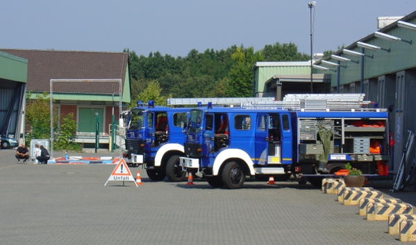 Fahrbare Suppenküche, Besuch im Bunker, ein mobiler Hochwasserdamm - zum ersten Mal veranstalten die Anlieger des Gewerbeparks Spilburg am Sonntag, 4. September 2004, einen Tag der offen Tür.  Mit vollem Erfolg: Hunderte interessierte Mitbürger strömen zwischen 11 und 17 Uhr auf das Gelände und bestaunen die Veränderungen der vergangenen zwölf Jahre. Von der Werbeagentur bis hin zur Fachhochschule gewährt fast jedes Unternehmen einen Blick hinter die Fassaden.  Für das leibliche Wohl sorgen neben dem Technischen Hilfswerk mit seiner fahrbaren Suppenküche auch die auf dem Gelände vertretenen Restaurants. Die Hundesschule zeigt Auszüge aus ihrem Schulungsprogramm. Das Landwirtschaftsamt bietet eine Ernährungsberatung. Foto- und Bilderausstellungen verschiedener Unternehmen lassen auch die Kultur nicht zu kurz kommen. Erholen können sich die Besucher bei einer Probestunde der ebenfalls auf dem Gelände ansässigen Yoga-Schule. Die Zeitungsgruppe Lahn-Dill macht als Medienpartner und Mitorganisator im Vorfeld Werbung für das Programm und schaltet eine entsprechende Sonderseite.  Geplant und veranstaltet hat diesen Event der "Stammtisch der Spilburg-Anlieger", der jeden ersten Dienstag im Monat tagt. Auch dieses Jahr sind die Macher schon wieder dabei, den nächsten Spilburg-Tag für den Monat September zu organisieren. Interessierte sind herzlich willkommen.