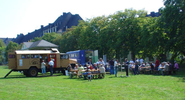 Fahrbare Suppenküche, Besuch im Bunker, ein mobiler Hochwasserdamm - zum ersten Mal veranstalten die Anlieger des Gewerbeparks Spilburg am Sonntag, 4. September 2004, einen Tag der offen Tür.  Mit vollem Erfolg: Hunderte interessierte Mitbürger strömen zwischen 11 und 17 Uhr auf das Gelände und bestaunen die Veränderungen der vergangenen zwölf Jahre. Von der Werbeagentur bis hin zur Fachhochschule gewährt fast jedes Unternehmen einen Blick hinter die Fassaden.  Für das leibliche Wohl sorgen neben dem Technischen Hilfswerk mit seiner fahrbaren Suppenküche auch die auf dem Gelände vertretenen Restaurants. Die Hundesschule zeigt Auszüge aus ihrem Schulungsprogramm. Das Landwirtschaftsamt bietet eine Ernährungsberatung. Foto- und Bilderausstellungen verschiedener Unternehmen lassen auch die Kultur nicht zu kurz kommen. Erholen können sich die Besucher bei einer Probestunde der ebenfalls auf dem Gelände ansässigen Yoga-Schule. Die Zeitungsgruppe Lahn-Dill macht als Medienpartner und Mitorganisator im Vorfeld Werbung für das Programm und schaltet eine entsprechende Sonderseite.  Geplant und veranstaltet hat diesen Event der "Stammtisch der Spilburg-Anlieger", der jeden ersten Dienstag im Monat tagt. Auch dieses Jahr sind die Macher schon wieder dabei, den nächsten Spilburg-Tag für den Monat September zu organisieren. Interessierte sind herzlich willkommen.