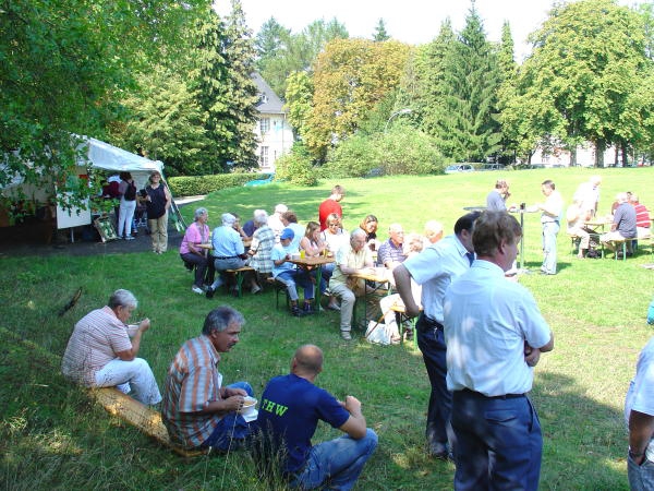 Fahrbare Suppenküche, Besuch im Bunker, ein mobiler Hochwasserdamm - zum ersten Mal veranstalten die Anlieger des Gewerbeparks Spilburg am Sonntag, 4. September 2004, einen Tag der offen Tür.  Mit vollem Erfolg: Hunderte interessierte Mitbürger strömen zwischen 11 und 17 Uhr auf das Gelände und bestaunen die Veränderungen der vergangenen zwölf Jahre. Von der Werbeagentur bis hin zur Fachhochschule gewährt fast jedes Unternehmen einen Blick hinter die Fassaden.  Für das leibliche Wohl sorgen neben dem Technischen Hilfswerk mit seiner fahrbaren Suppenküche auch die auf dem Gelände vertretenen Restaurants. Die Hundesschule zeigt Auszüge aus ihrem Schulungsprogramm. Das Landwirtschaftsamt bietet eine Ernährungsberatung. Foto- und Bilderausstellungen verschiedener Unternehmen lassen auch die Kultur nicht zu kurz kommen. Erholen können sich die Besucher bei einer Probestunde der ebenfalls auf dem Gelände ansässigen Yoga-Schule. Die Zeitungsgruppe Lahn-Dill macht als Medienpartner und Mitorganisator im Vorfeld Werbung für das Programm und schaltet eine entsprechende Sonderseite.  Geplant und veranstaltet hat diesen Event der "Stammtisch der Spilburg-Anlieger", der jeden ersten Dienstag im Monat tagt. Auch dieses Jahr sind die Macher schon wieder dabei, den nächsten Spilburg-Tag für den Monat September zu organisieren. Interessierte sind herzlich willkommen.