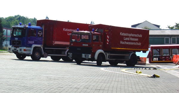 Fahrbare Suppenküche, Besuch im Bunker, ein mobiler Hochwasserdamm - zum ersten Mal veranstalten die Anlieger des Gewerbeparks Spilburg am Sonntag, 4. September 2004, einen Tag der offen Tür.  Mit vollem Erfolg: Hunderte interessierte Mitbürger strömen zwischen 11 und 17 Uhr auf das Gelände und bestaunen die Veränderungen der vergangenen zwölf Jahre. Von der Werbeagentur bis hin zur Fachhochschule gewährt fast jedes Unternehmen einen Blick hinter die Fassaden.  Für das leibliche Wohl sorgen neben dem Technischen Hilfswerk mit seiner fahrbaren Suppenküche auch die auf dem Gelände vertretenen Restaurants. Die Hundesschule zeigt Auszüge aus ihrem Schulungsprogramm. Das Landwirtschaftsamt bietet eine Ernährungsberatung. Foto- und Bilderausstellungen verschiedener Unternehmen lassen auch die Kultur nicht zu kurz kommen. Erholen können sich die Besucher bei einer Probestunde der ebenfalls auf dem Gelände ansässigen Yoga-Schule. Die Zeitungsgruppe Lahn-Dill macht als Medienpartner und Mitorganisator im Vorfeld Werbung für das Programm und schaltet eine entsprechende Sonderseite.  Geplant und veranstaltet hat diesen Event der "Stammtisch der Spilburg-Anlieger", der jeden ersten Dienstag im Monat tagt. Auch dieses Jahr sind die Macher schon wieder dabei, den nächsten Spilburg-Tag für den Monat September zu organisieren. Interessierte sind herzlich willkommen.