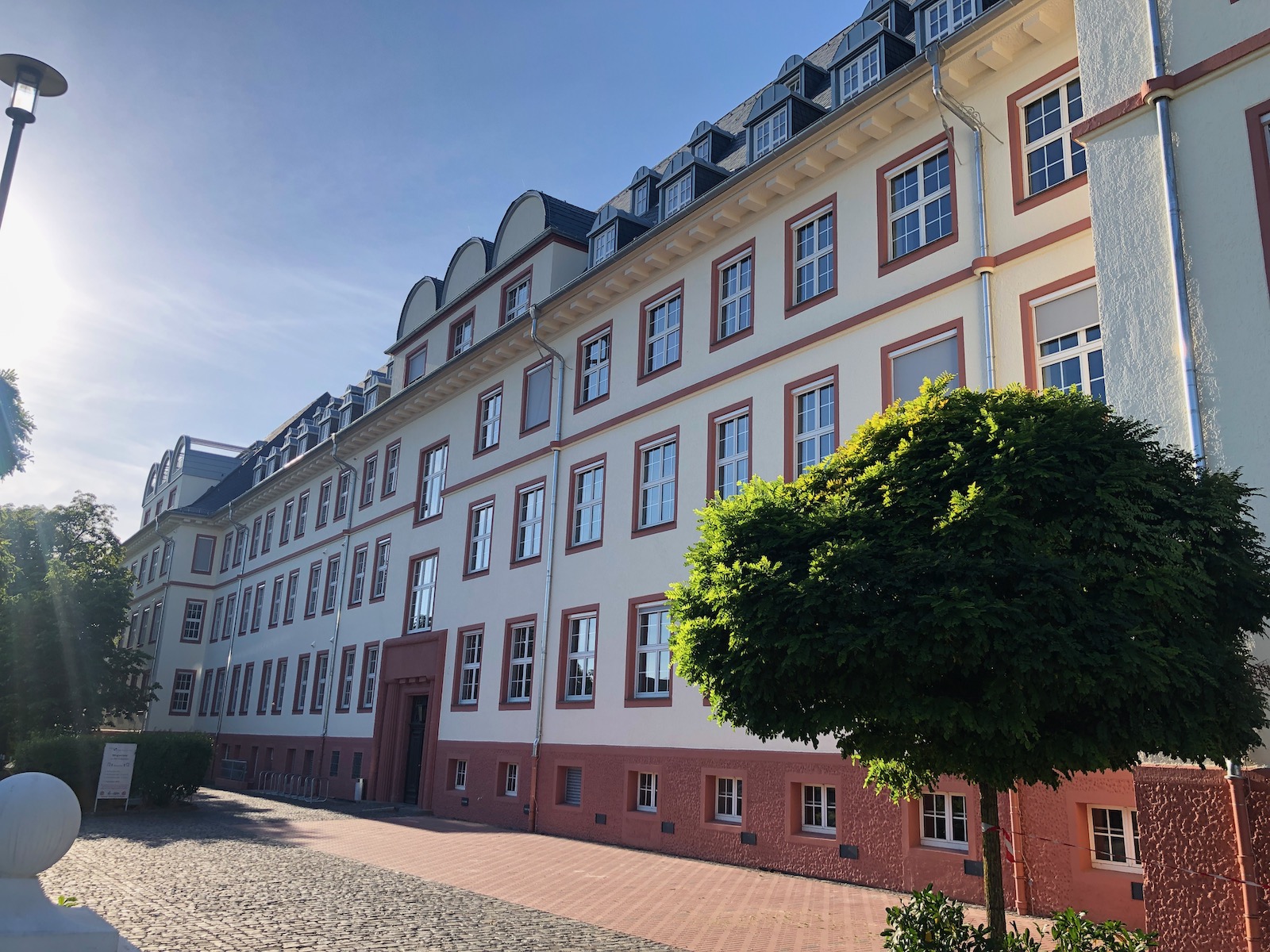 Dein Arbeitsplatz im Coworking Space in einem historischen Gebäude im Gewerbepark Spilurg.