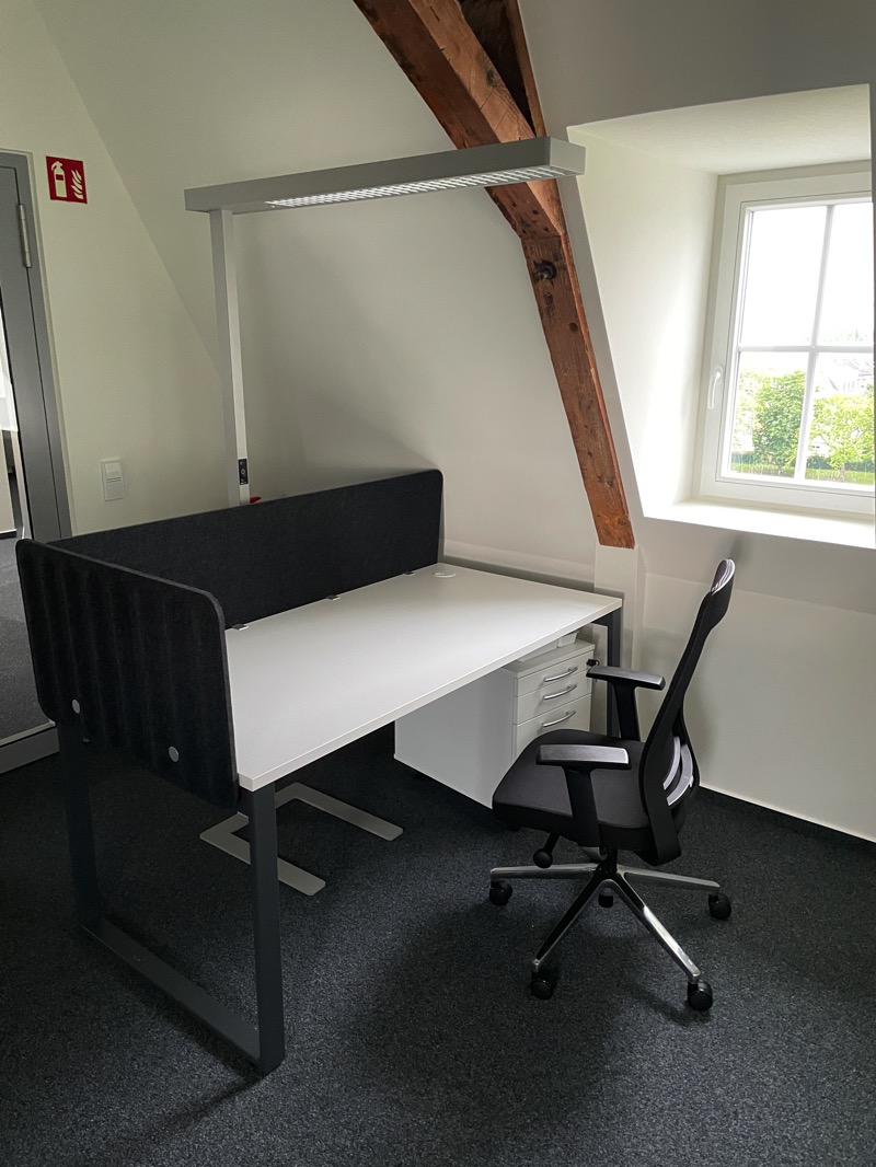 Schalldämmung an den Coworking Space Arbeitsplätzen sorgt für die nötige Ruhe.