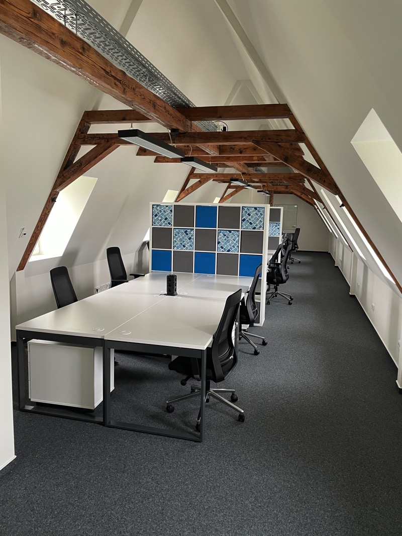 Für gemeinsame Projekte eignen sich die Arbeitsinseln des Coworking Place.