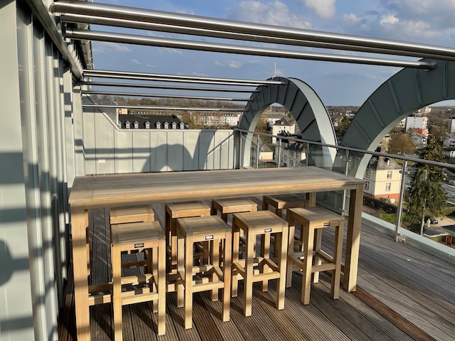 Gemeinsame Mittagspause am großen Tisch auf der Dachterrasse in der Spilburg.
