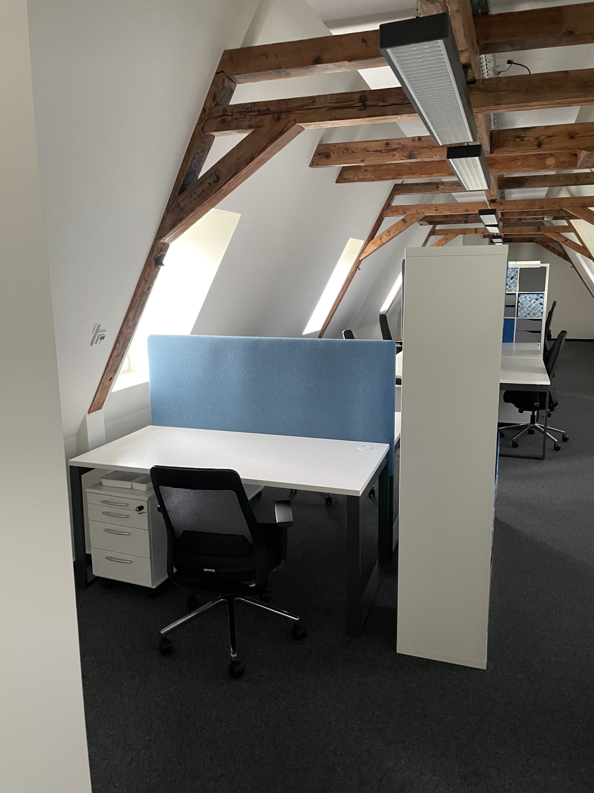 Um deinen Arbeitsplatz herum ist genug Platz um ungestört zu arbeiten.