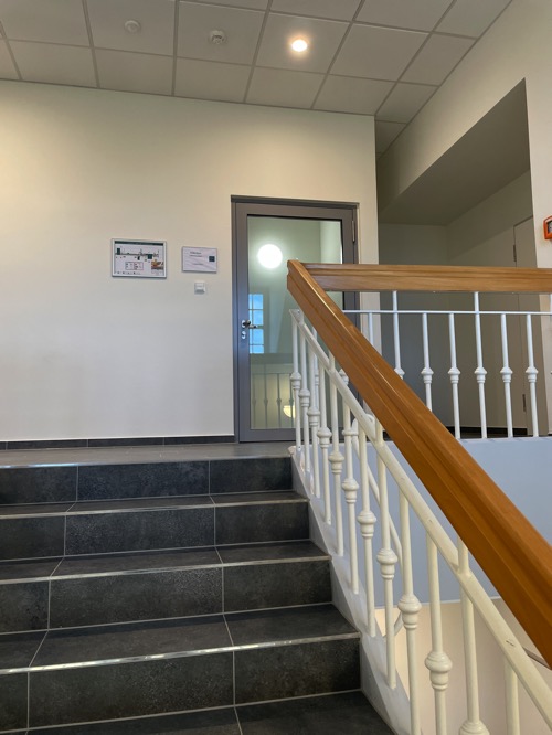 Der Coworking Space ist über ein großes und helles Treppenhaus angebunden.
