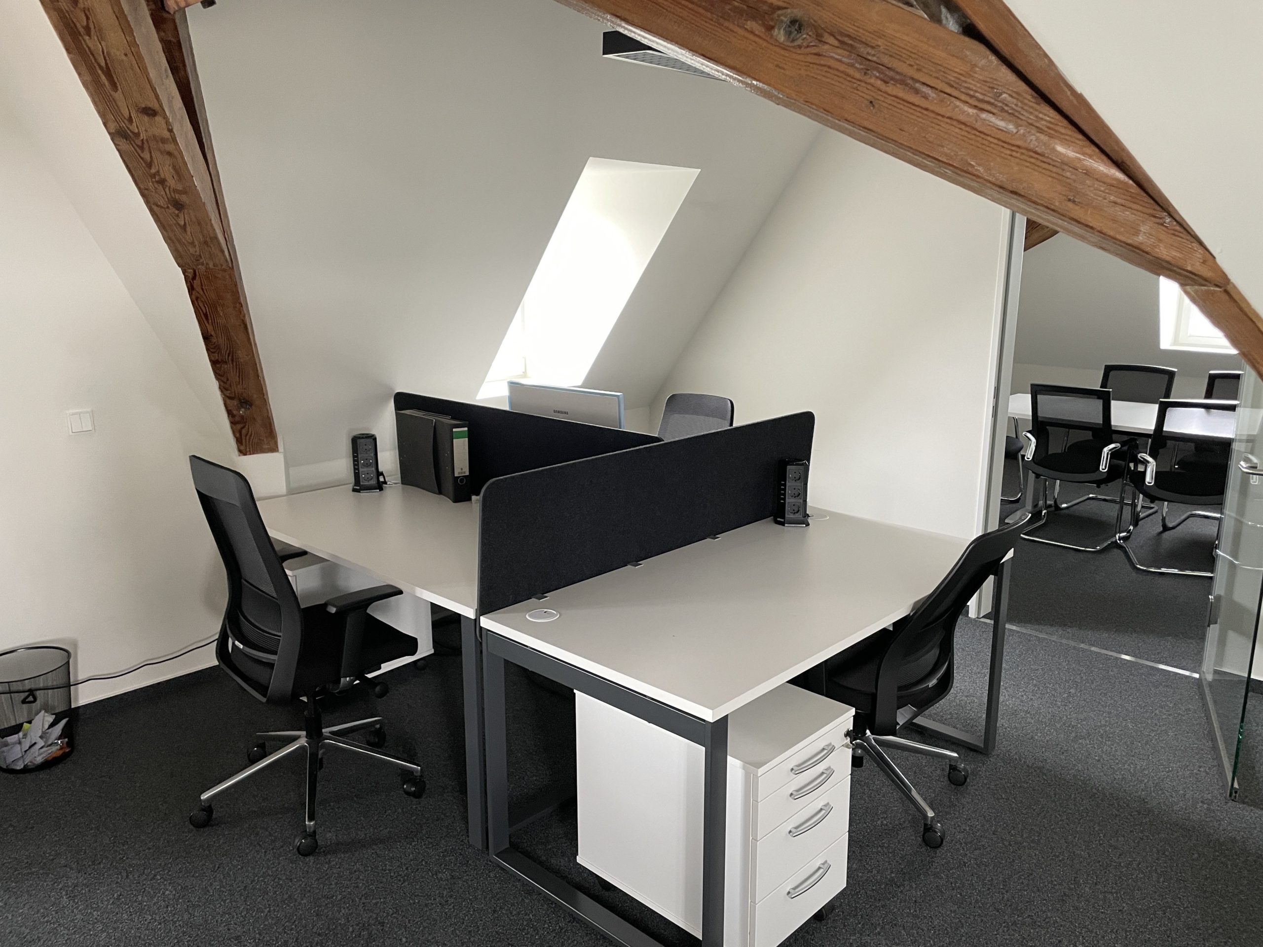 Einzelne Arbeitsinseln im Coworking Space bieten ideale Bedingungen für kleine Arbeitsgruppen.