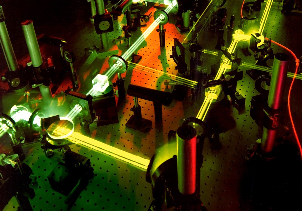 Holographische Drucker sind optische Aufbauten, die mit Laserinterferenztechnologie arbeiten, eine dreidimensionale Wahrnehmung ohne spezielle Brillen ermöglichen, jedoch eine hochpräzise Umgebung erfordern und aufgrund ihrer technischen Komplexität sowie hohen Kosten vor allem in Industrie und Forschung Anwendung finden, wobei die Multiplex-Holographie ein möglicher Ansatz ist.