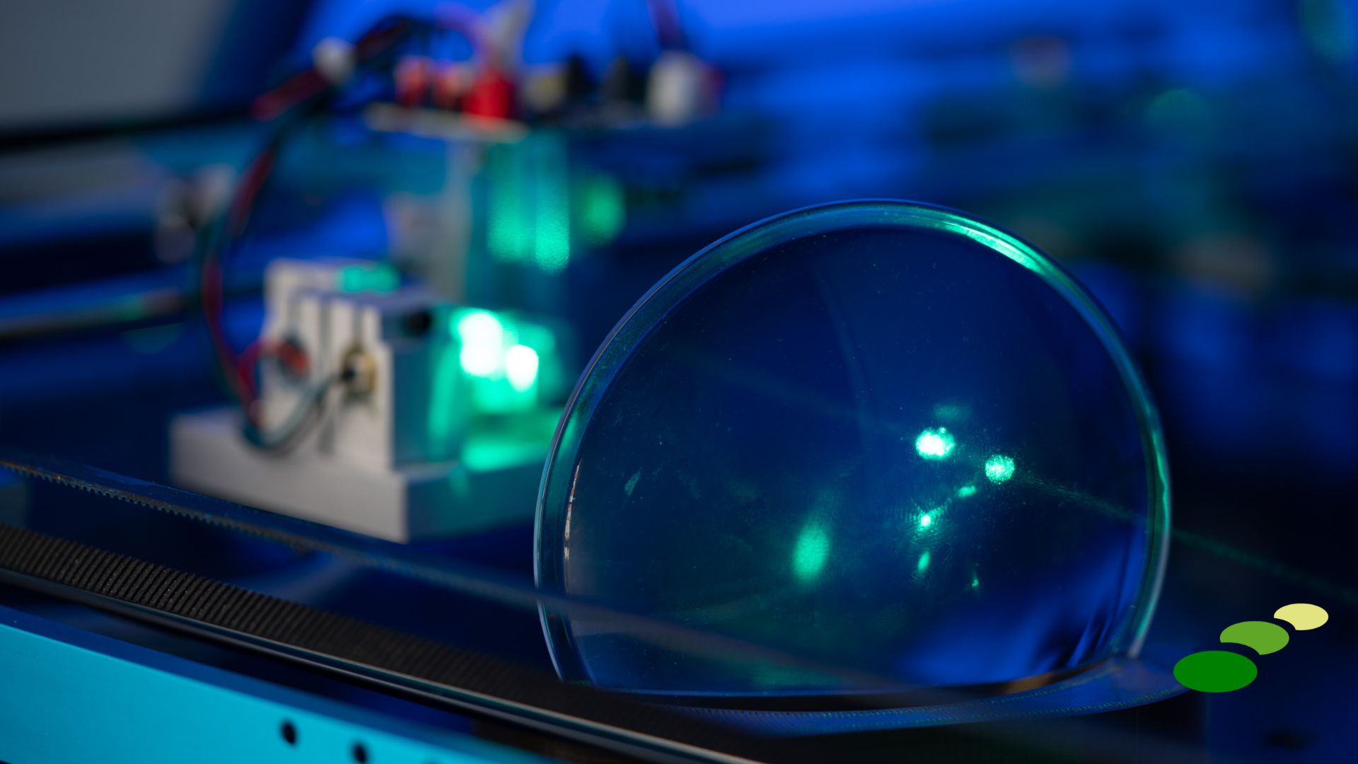 Holographisch-optische Elemente (HOE) sind spezialisierte optische Komponenten, die auf holographischen Prinzipien basieren und zur gezielten Manipulation von Lichtwellen eingesetzt werden. Sie können Licht in bestimmte Richtungen lenken, Wellenfronten formen oder spektrale Eigenschaften verändern. Im Gegensatz zu herkömmlichen Linsen oder Spiegeln bestehen HOEs aus holographisch gespeicherten Interferenzmustern, die durch Laserbelichtung in lichtempfindlichen Materialien erzeugt werden. Diese Technologie ermöglicht kompakte, leichte und leistungsfähige optische Systeme, die speziell auf ihre Anwendung zugeschnitten sind. HOEs werden in verschiedenen Bereichen eingesetzt, darunter Augmented Reality, optische Datenverarbeitung und Sensorik. Ihre wellenlängenspezifischen Eigenschaften erlauben es, sie gezielt für bestimmte Spektralbereiche zu optimieren. Dadurch spielen sie eine wichtige Rolle in der modernen Optik, insbesondere in Holographie, Display-Technologien und Kommunikationstechnik.